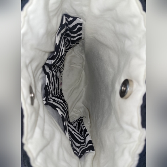 Black crossbody purse with zebra stripe. - Picture 6 of 7